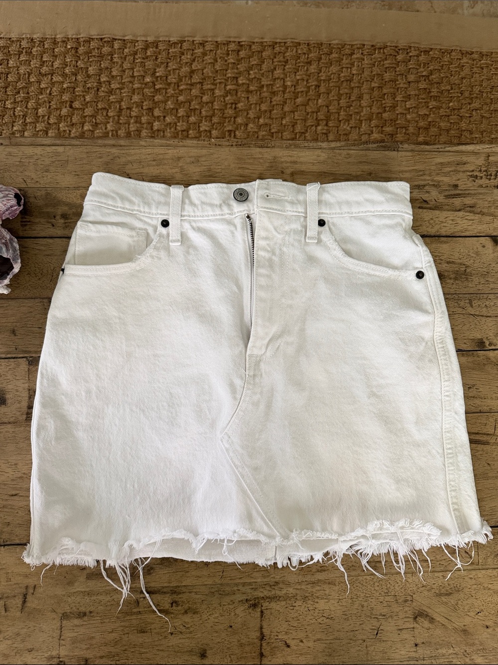 Abercrombie and Fitch White Distressed Denim Ultra High Rise Skirt Size 27/4
